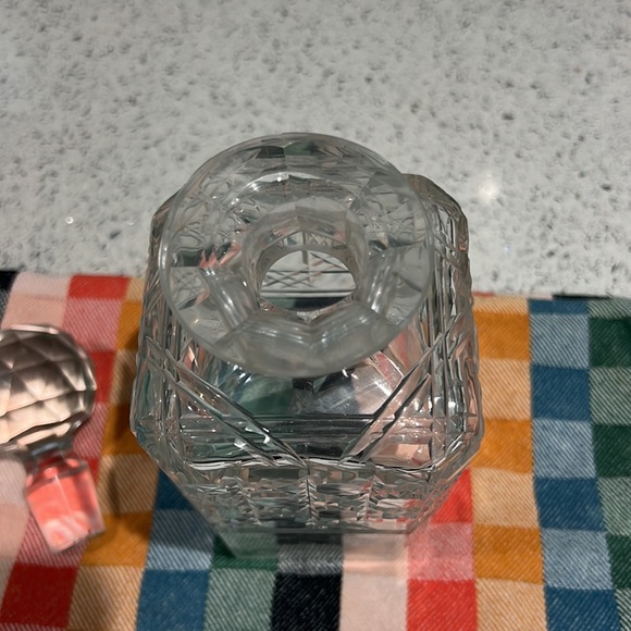 Square Cut Crystal Whiskey Decanter w/Round Cut Crystal Stopper - Picture 2 of 8